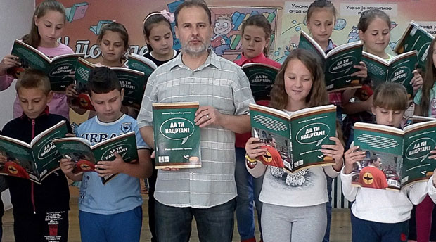 Креативни учитељ из Врања са ђацима нацртао магичну књигу